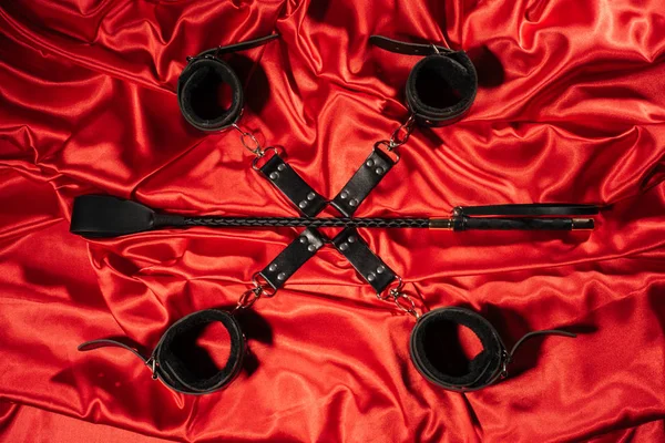 Vista superior del traje bdsm. Bondage y nalgadas en la ropa roja. Juegos sexuales para adultos. Estilo de vida pervertido . — Foto de Stock