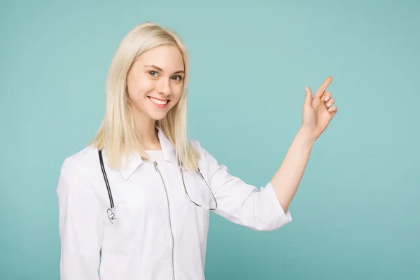 Portrait of an attractive young female doctor in white coat. — Stock Photo, Image