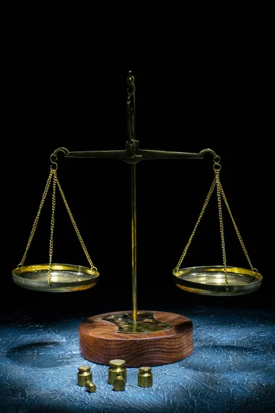 Viejas balanzas vintage de justicia con pesas sobre un fondo de piedra. Imagen tomada con un cepillo ligero —  Fotos de Stock