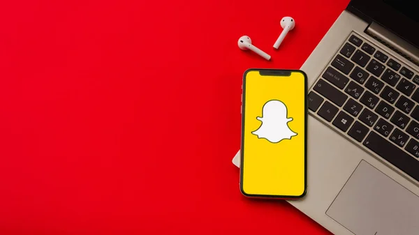 Tula, Rusia - Mayo 24,2019: Apple iPhone X con el logotipo de Snapchat en la pantalla . — Foto de Stock