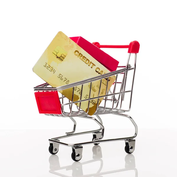 Carrito de compras con tarjeta de crédito y espacio de copia sobre fondo blanco — Foto de Stock