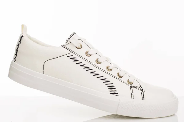 Sapatos de passeio brancos na moda em um fundo branco . — Fotografia de Stock