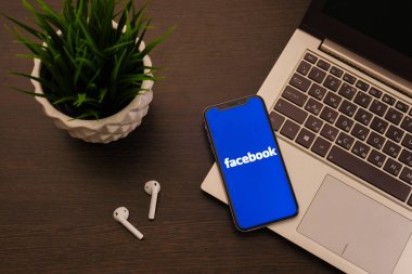 Tula, Rusya - 24 Mayıs 2019: Ekranda Facebook logosu olan Apple iphone X.