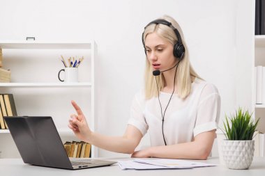 Ofiste oturan bir müşteri hizmetleri ajanının yakın plan portresi.