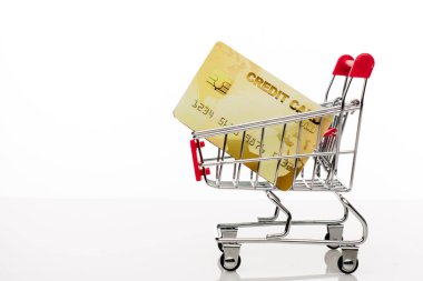 Beyaz arka planda kredi kartı ve kopya alanı ile alışveriş sepeti