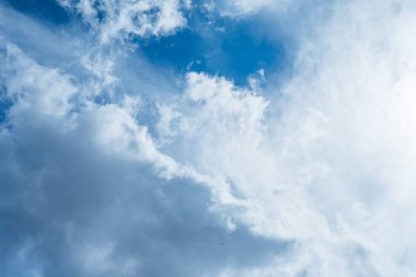 Güneşli mavi gökyüzüne karşı inanılmaz güzel bulutlar.