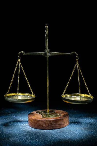 Les vieilles échelles de justice vintage se dressent sur un fond de pierre. Photo prise avec un pinceau léger — Photo