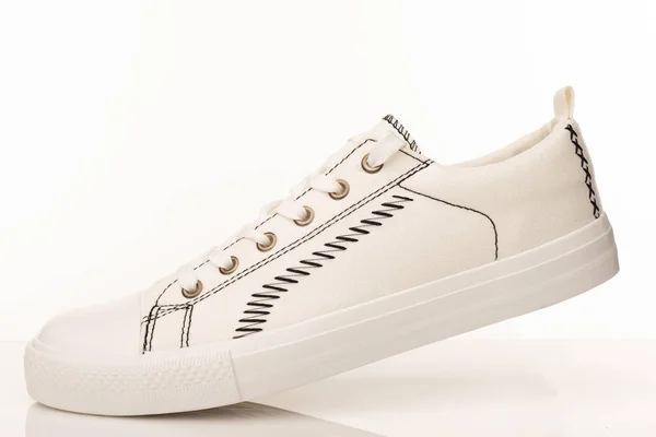 Sapatos de passeio brancos na moda em um fundo branco . — Fotografia de Stock