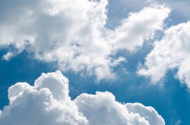 Mavi bir gökyüzüne karşı inanılmaz harika gür Cumulus bulutlar