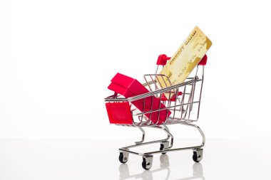 Beyaz arka planda kredi kartı ve kopya alanı ile alışveriş sepeti