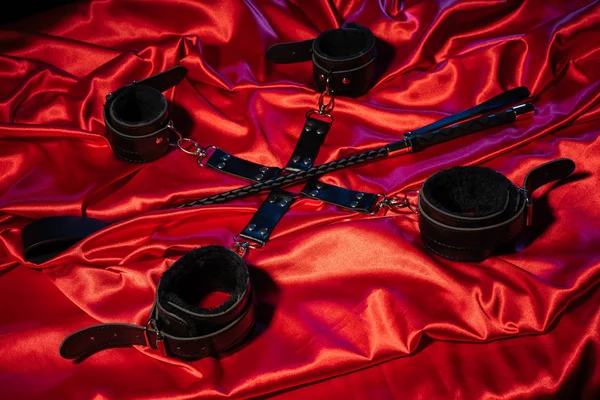 Vista superior del traje bdsm. Bondage y nalgadas en la ropa roja. Juegos sexuales para adultos. Estilo de vida pervertido . — Foto de Stock