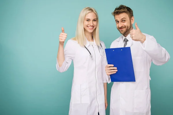 Friendly Male and Female Doctors. Happy medical team of doctors. thumb up — Stock Photo, Image