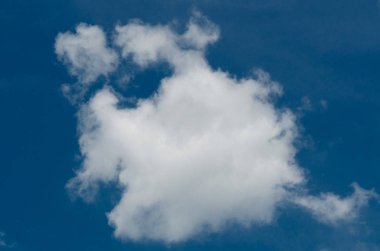 Mavi bir gökyüzüne karşı inanılmaz harika gür Cumulus bulutlar