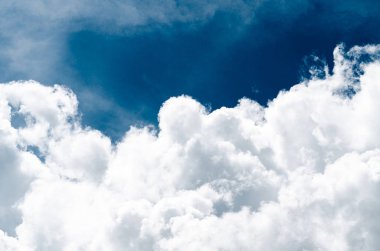 Mavi bir gökyüzüne karşı inanılmaz harika gür Cumulus bulutlar