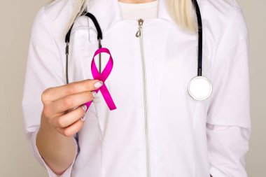 Kadın doktor pembe şerit, uluslararası meme kanseri günü tutar