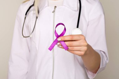 Şerit i mor farkındalıkla beyaz üniforma kadın doktor