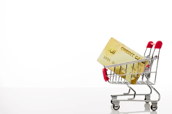 Carrito de compras con tarjeta de crédito y espacio de copia sobre fondo blanco — Foto de Stock