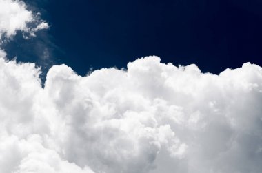 Mavi bir gökyüzüne karşı inanılmaz harika gür Cumulus bulutlar