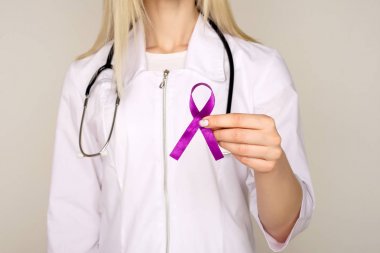 Şerit i mor farkındalıkla beyaz üniforma kadın doktor
