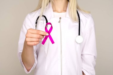 Kadın doktor pembe şerit, uluslararası meme kanseri günü tutar