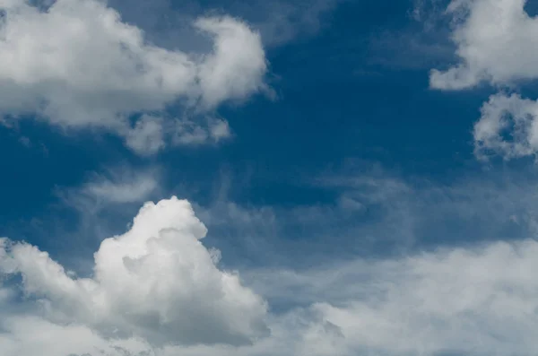 青い空に対して信じられないほど素晴らしい緑豊かな積雲雲 — ストック写真