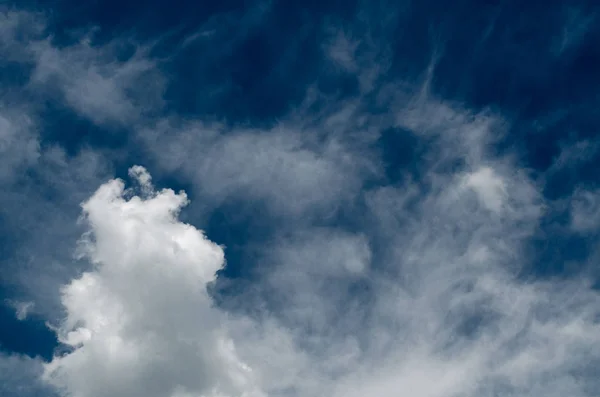 青い空に対して信じられないほど素晴らしい緑豊かな積雲雲 — ストック写真