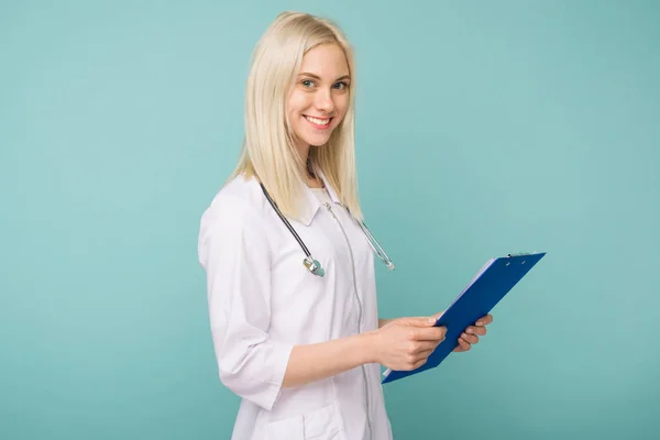 Portrait of an attractive young female doctor in white coat. — Stock Photo, Image