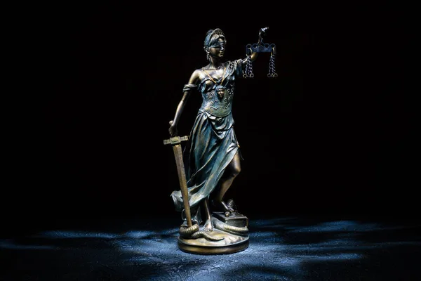 Themis estatueta fica na velha mesa de pedra vintage . — Fotografia de Stock