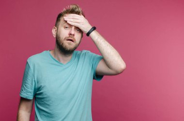 nedeniyle bir baş ağrısı muzdarip genç bir adam dan stüdyo resmi