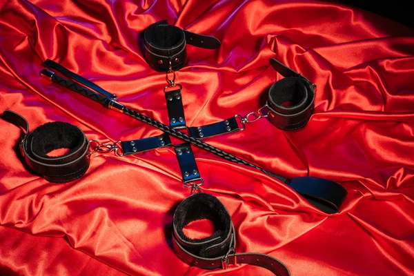 Vista superior del traje bdsm. Bondage y nalgadas en la ropa roja. Adu. —  Fotos de Stock
