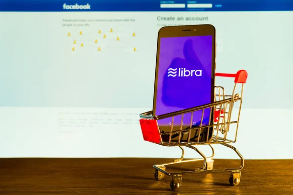 Tula, Rússia - 4 de julho de 2019: conceito blockchain de moeda de Libra com smartphone no carrinho de compras ao lado do monitor do computador . — Fotografia de Stock