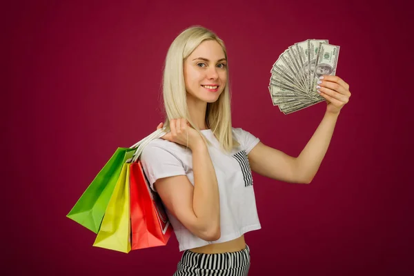 Happy Girl innehar 100 dollar räkningar och shoppingväskor — Stockfoto