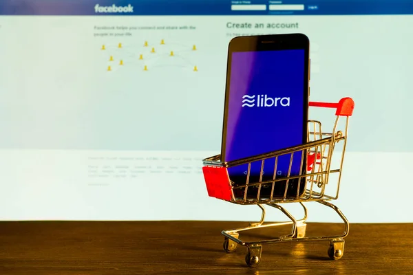 Tula, Rússia - 4 de julho de 2019: conceito blockchain de moeda de Libra com smartphone no carrinho de compras ao lado do monitor do computador . — Fotografia de Stock