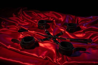 BDSM kıyafeti üst görünümü. Kırmızı keten üzerinde esaret ve şaplak. Yetişkin Seks Oyunları. Kinky yaşam tarzı.