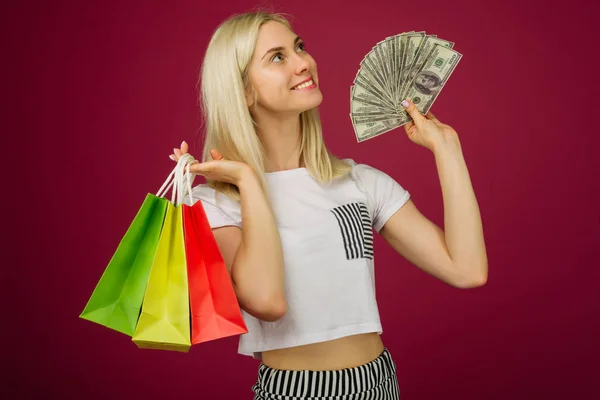 Happy Girl innehar 100 dollar räkningar och shoppingväskor — Stockfoto