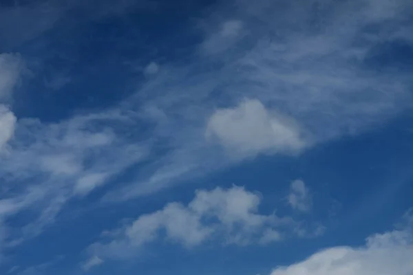 青空に対する美しいふわふわの白い雲 — ストック写真