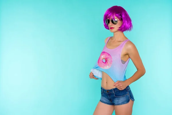 Ritratto di giovane donna transgender in parrucca rosa e occhiali da sole — Foto Stock