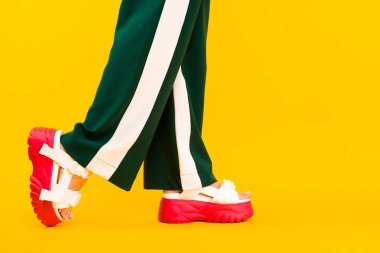 Kırmızı taban ve yeşil pantolon zeka ile spor sandalet kadın bacakları