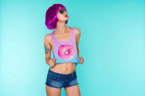 Retrato de jovem transgênero em peruca rosa e óculos de sol em fundo azul — Fotografia de Stock