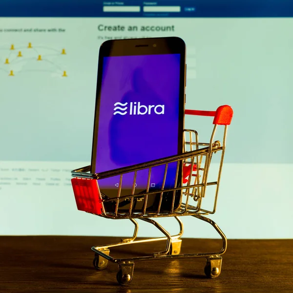 Tula, Rússia - 4 de julho de 2019: conceito blockchain de moeda de Libra com smartphone no carrinho de compras ao lado do monitor do computador . — Fotografia de Stock