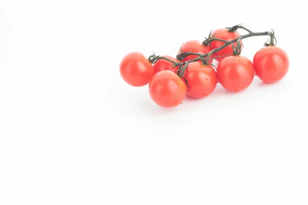 Спелые помидоры черри на веточке на белом фоне — стоковое фото