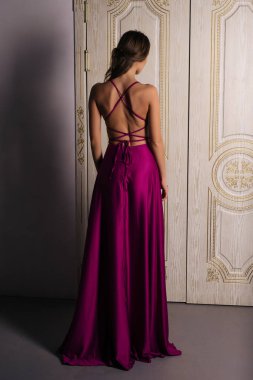 Uzun klasik kırmızı elbise güzel kız geri eski Lüks kapılar yakın poz.