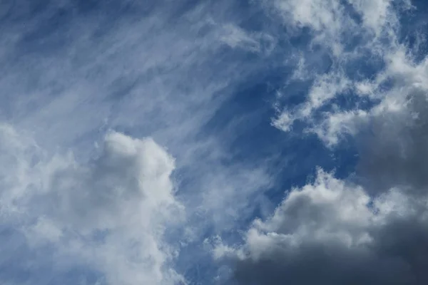 青空に対する美しいふわふわの白い雲 — ストック写真