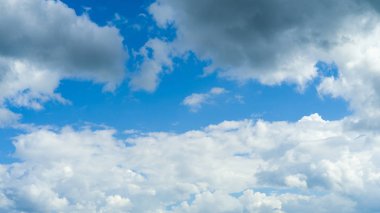 Beyaz kabarık bulutlu mavi gökyüzü arkaplanı