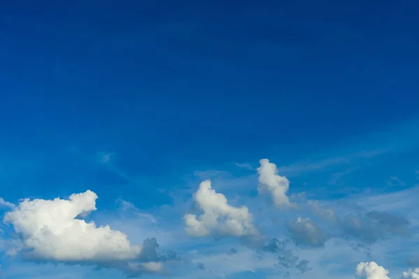 青い空の背景に白いふわふわの雲 — ストック写真