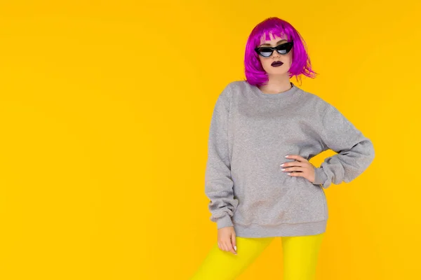 Retrato de menina de moda no fundo amarelo. Louco estilo jovem mulher em peruca rosa — Fotografia de Stock