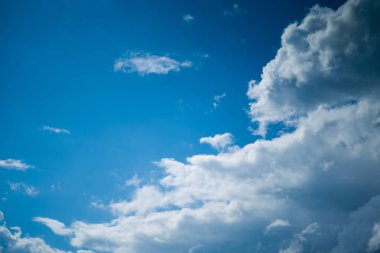 Beyaz kabarık bulutlu mavi gökyüzü arkaplanı