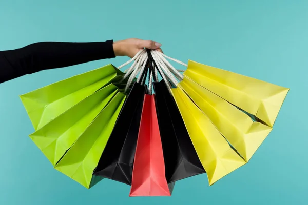 Mano femenina sosteniendo bolsas de compras coloridas. Viernes negro Holiday Concept . — Foto de Stock