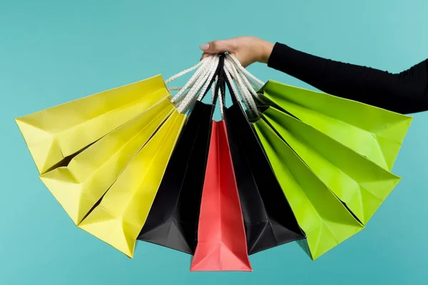 Mano femenina sosteniendo bolsas de compras coloridas. Viernes negro Holiday Concept . — Foto de Stock