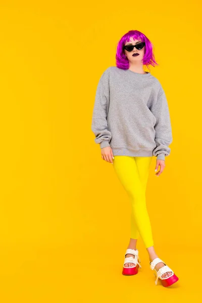 Retrato de menina de moda no fundo amarelo. Louco estilo jovem mulher em peruca rosa — Fotografia de Stock